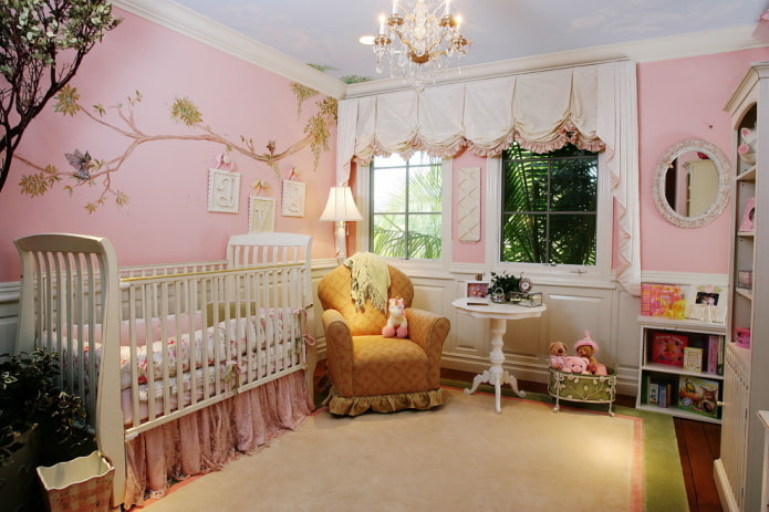 roze muren in een kinderkamer