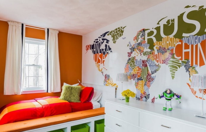 muursticker in de vorm van een landkaart in de kinderkamer