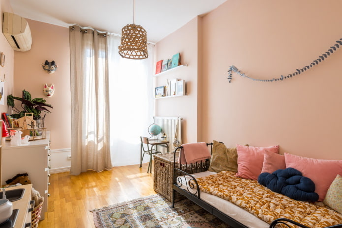 geschilderde muren in het interieur van de kinderkamer