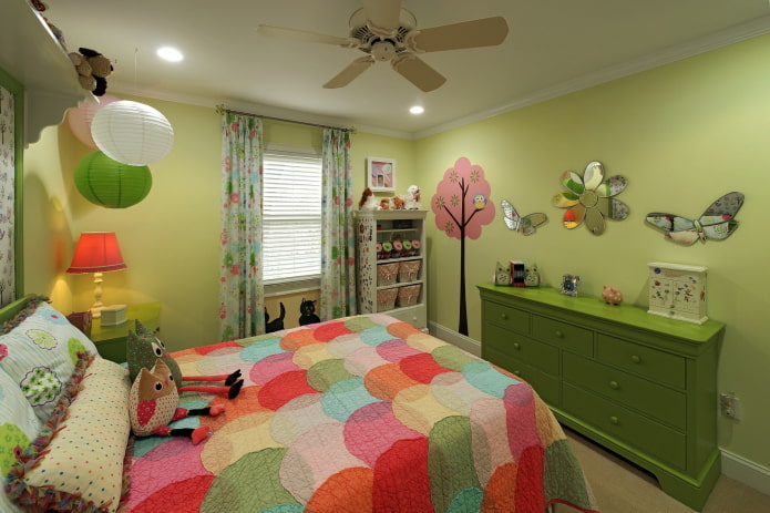 lichtgroene muren in het interieur van de kinderkamer