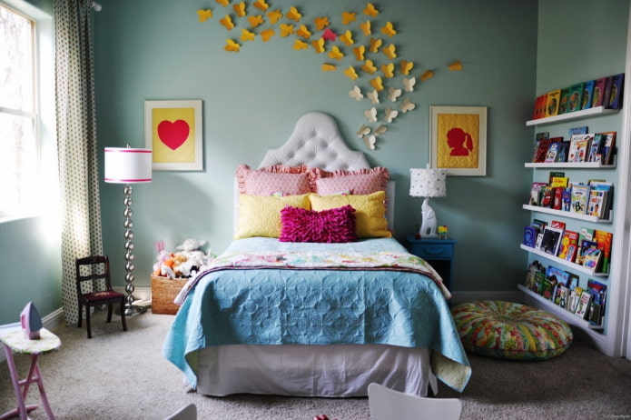 papieren knutselwerkjes aan de muur in het interieur van de kinderkamer
