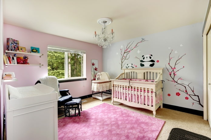 decoratie boven het bed in het interieur van de kinderkamer