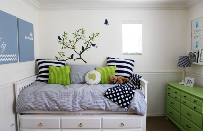 decoratie boven het bed in het interieur van de kinderkamer