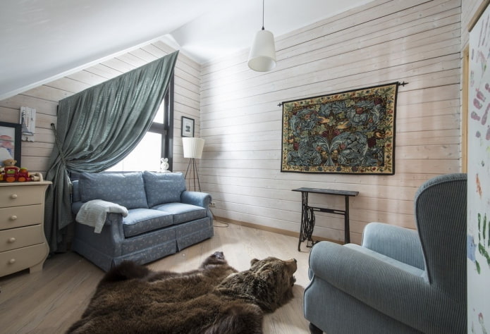 tapijt aan de muur in het interieur van de kinderkamer