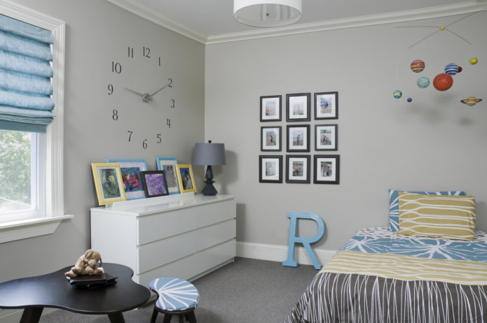 foto's aan de muur in het interieur van de kinderkamer