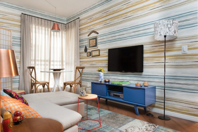 behang met strepen in de woonkamer