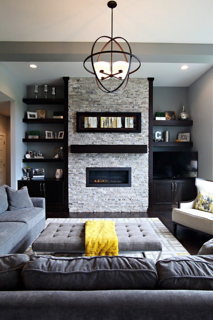 Afwerking van de open haard met decoratieve steen