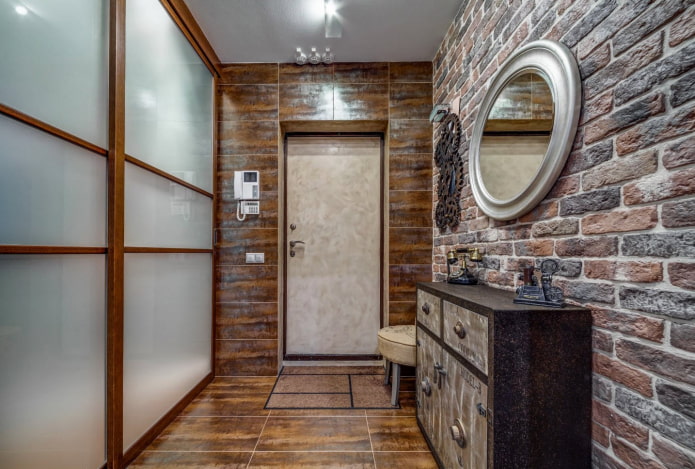 bakstenen muur in het interieur van de gang