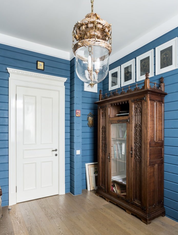 blauwe muurdecoratie in de gang