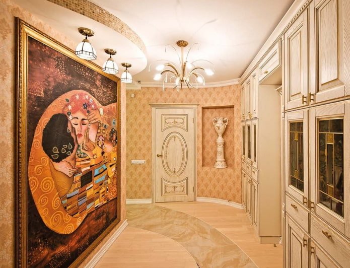 schilderij aan de muur in het interieur van de gang