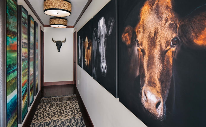 foto's aan de muur in de gang