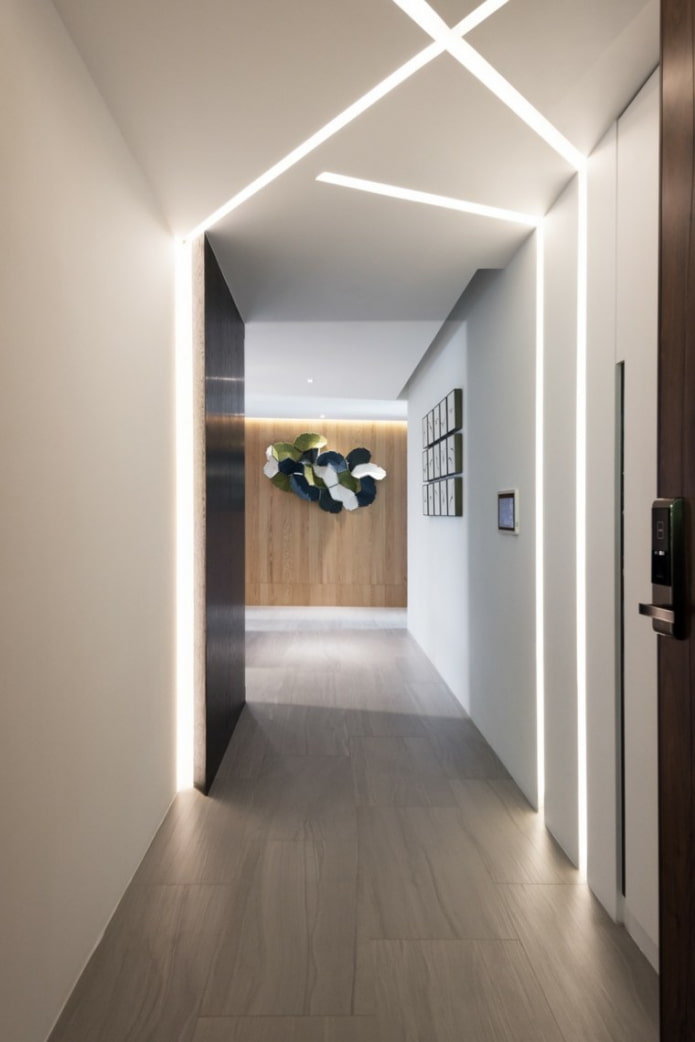 verlichte muren in het interieur van de gang