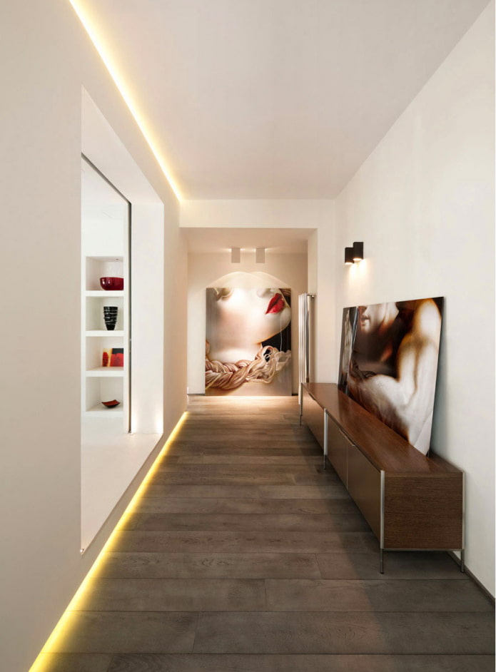 verlichte muren in het interieur van de gang