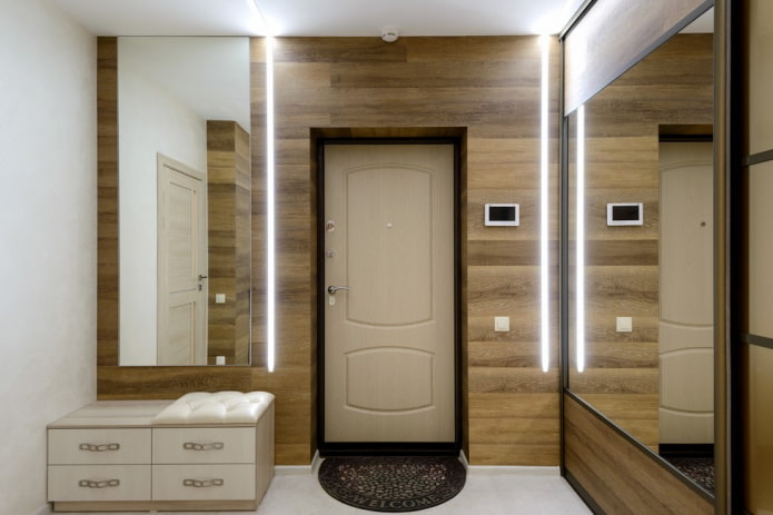 verlichte muren in het interieur van de gang