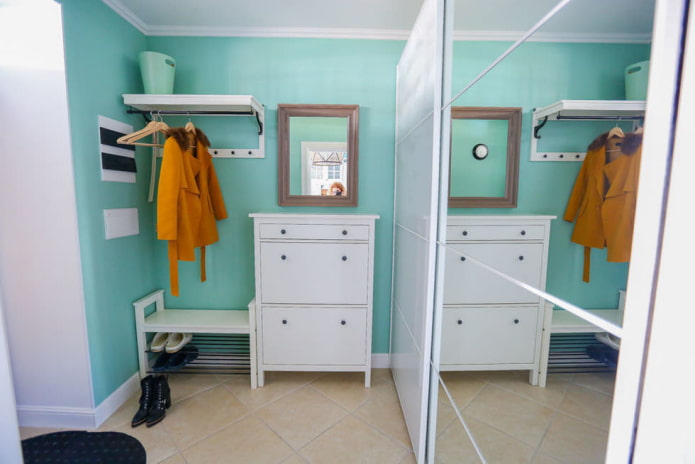 turquoise wanddecoratie in de gang