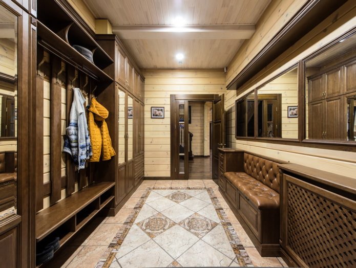 houten wanden in het interieur van de gang