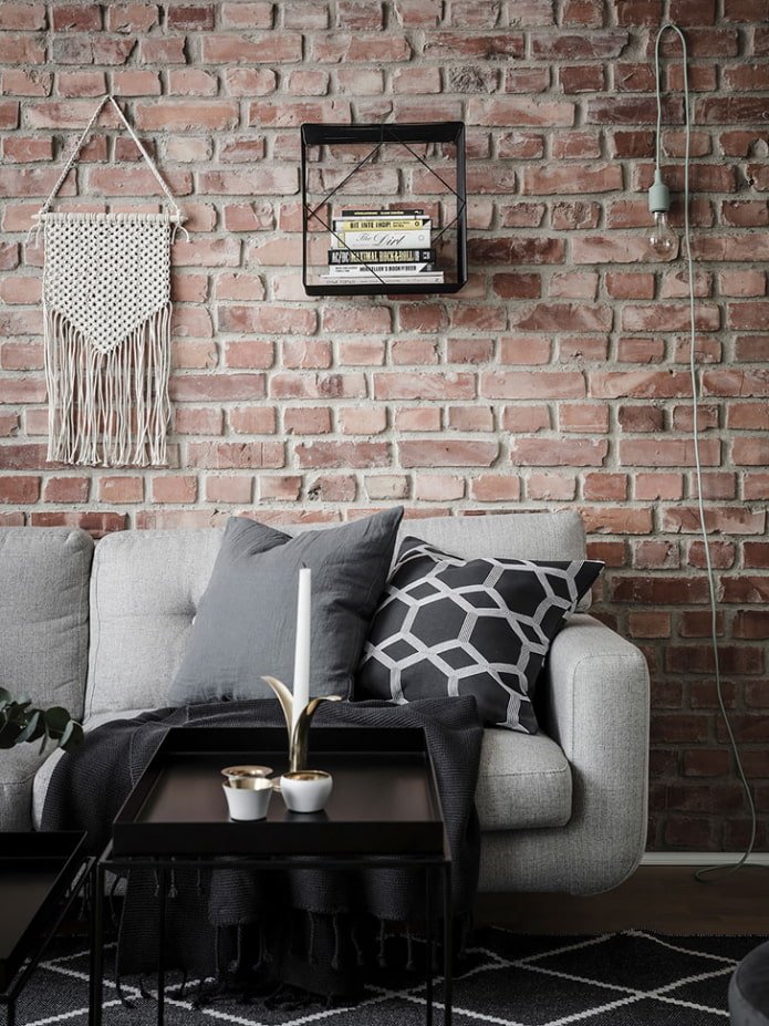 bakstenen muur in de woonkamer