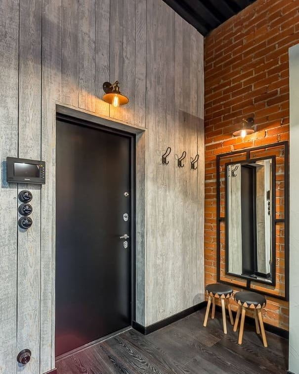 houten wanden in de gang