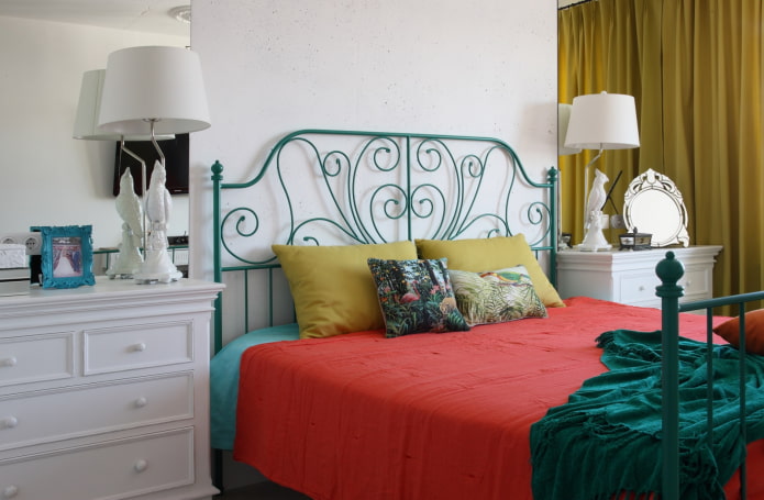 turquoise bed in de slaapkamer