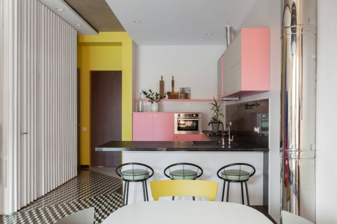 Roze en geel in het keukeninterieur