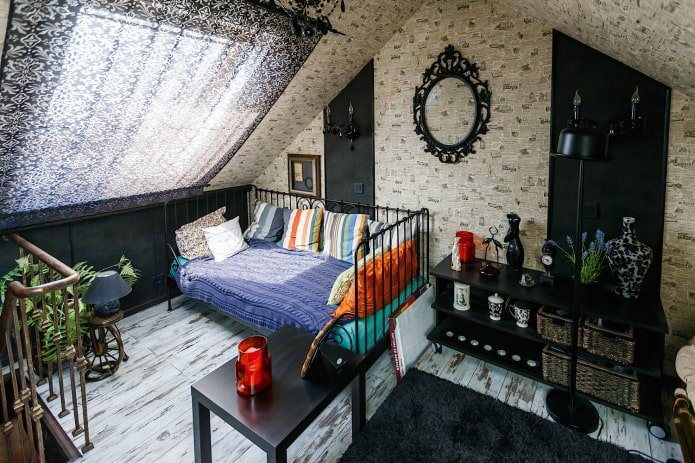 gekleurde kussens en decoraties
