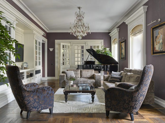 een vleugelpiano in het interieur