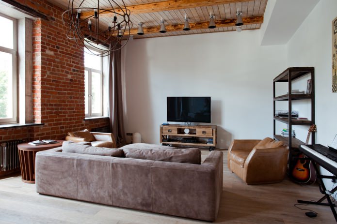 bakstenen muur en houten balken aan het plafond