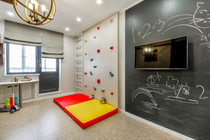 licht interieur van een kinderkamer met een speelhoek en een krijtbord