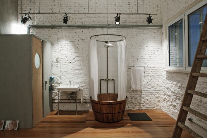 Loodgieterswerk in de badkamer in loftstijl