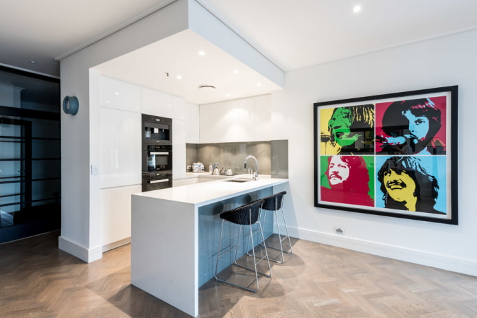 posters in een licht keukeninterieur