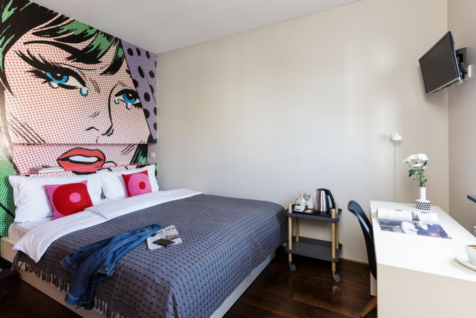 afbeelding van een meisje aan de muur