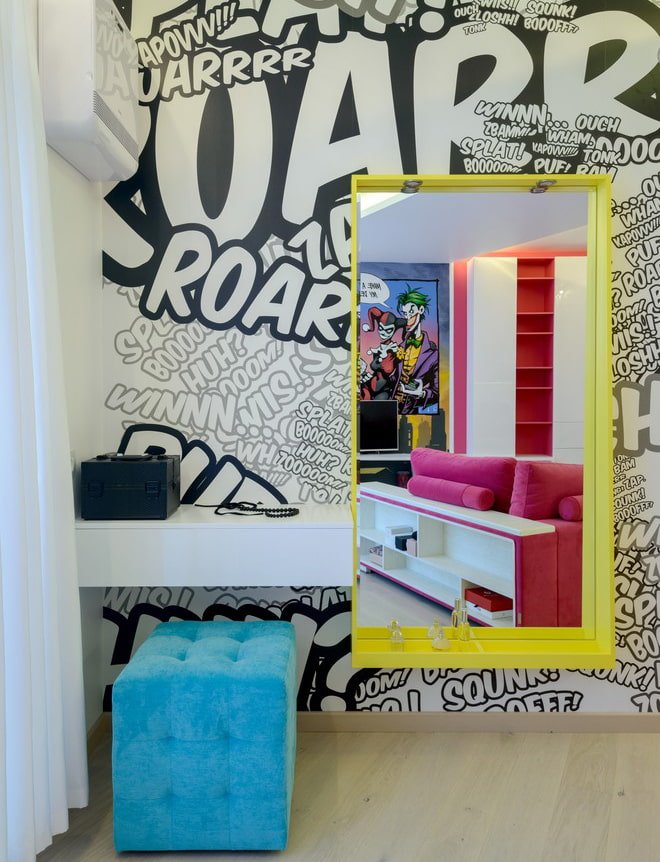 spiegel in een gele lijst