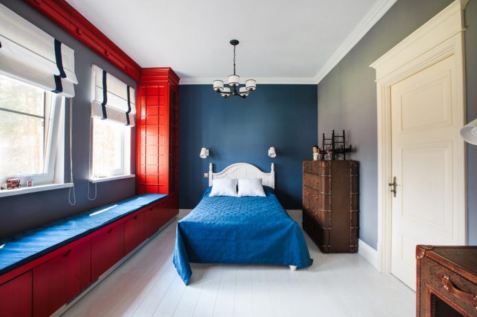 een kinderkamer met een rode telefooncel in Engelse stijl