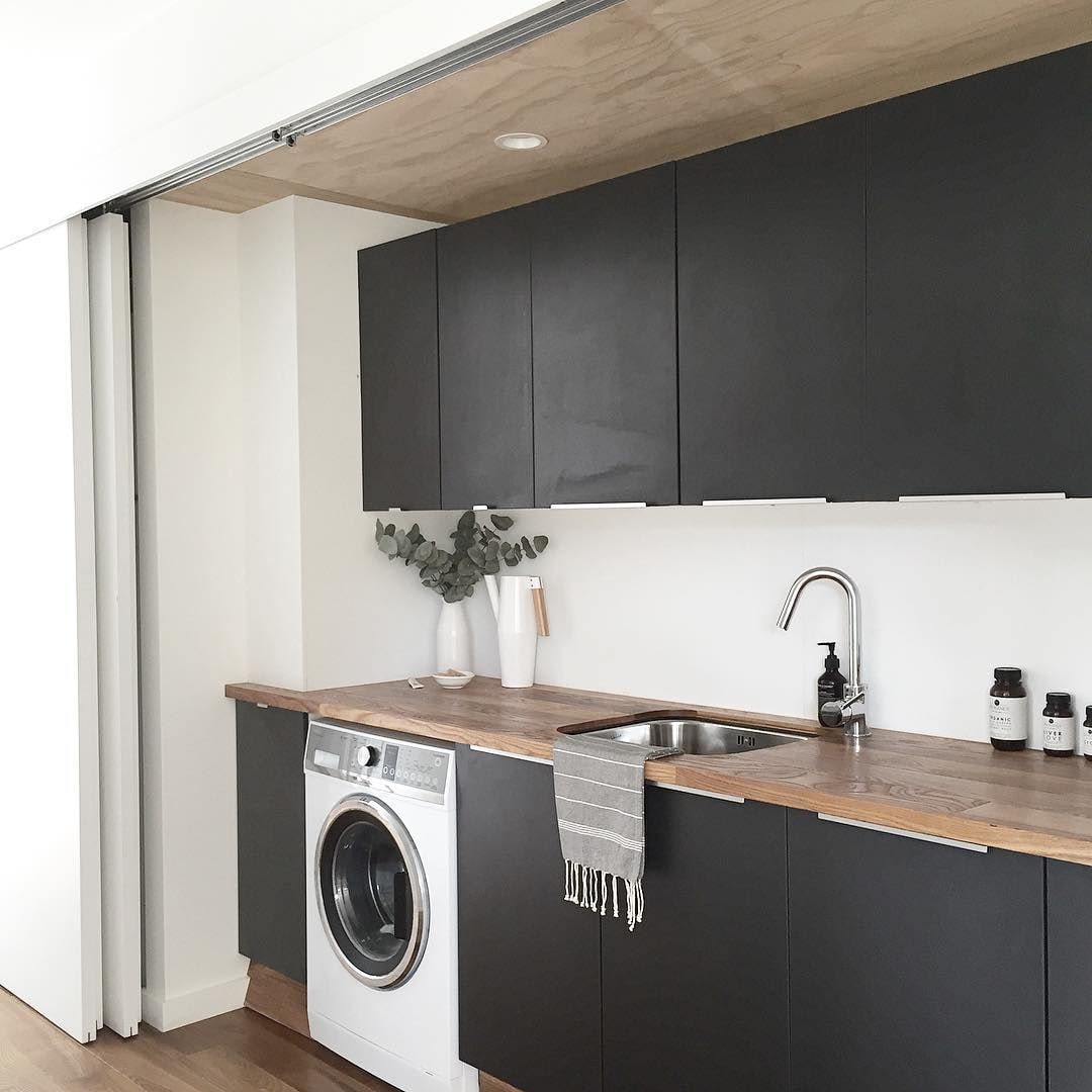 zwarte keuken met witte wasmachine