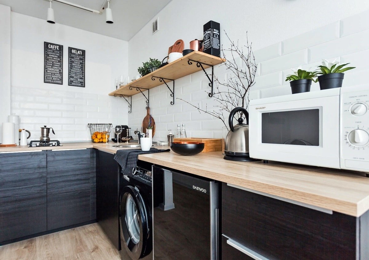 keuken met zwarte apparatuur
