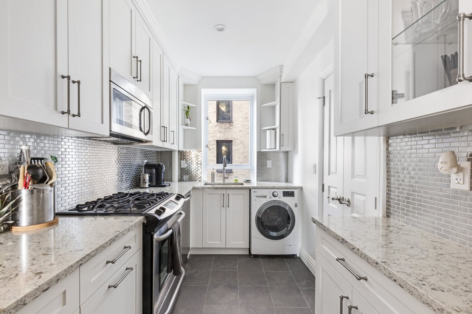 wasmachine in een grote keuken