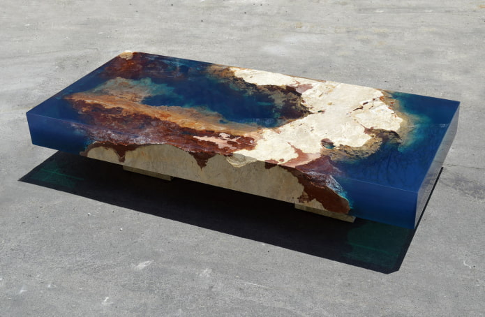 Stenen tafel met epoxy