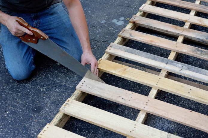 Overtollige delen van de pallet afzagen