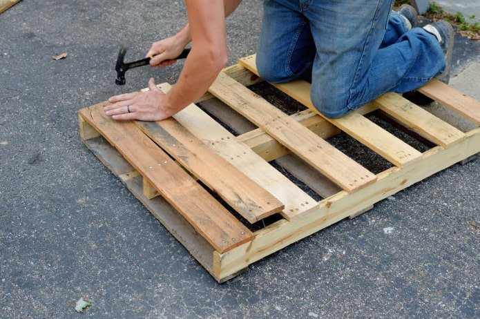 De gaten tussen de planken opvullen
