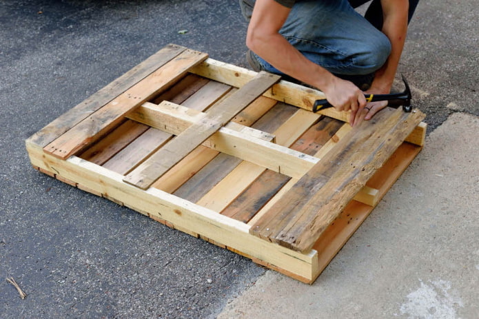 Versterk de onderkant van de tafel