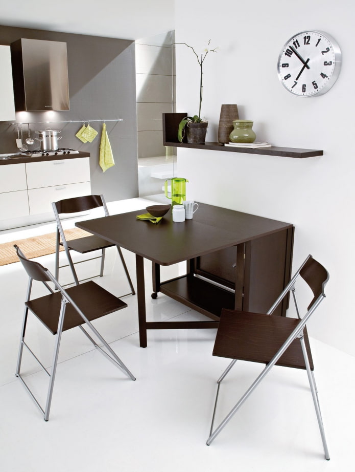 model in boekstijl in weng?kleur in de interieur