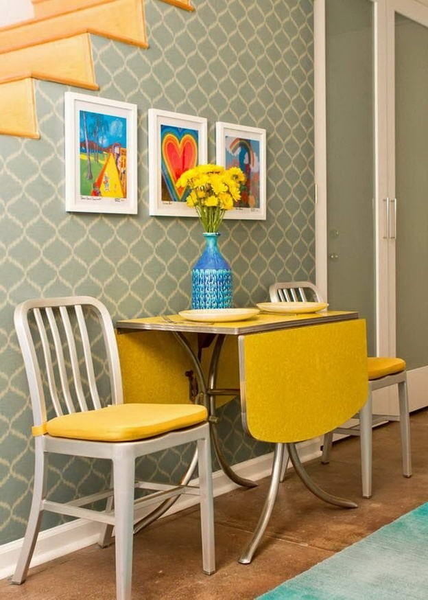 kleine opklapbare tafel in het interieur