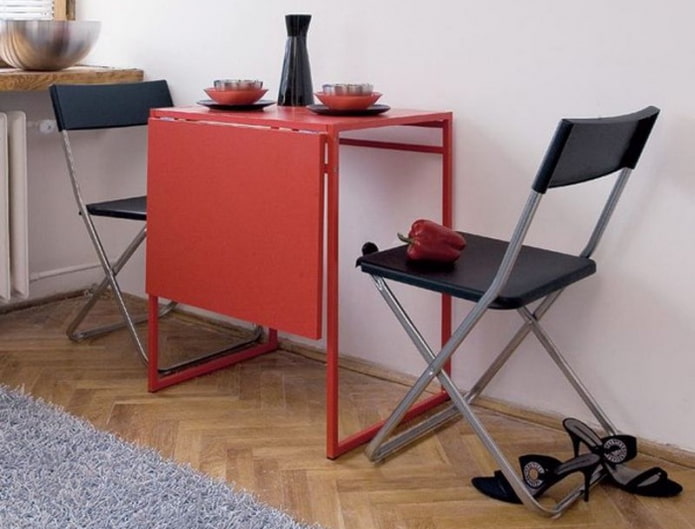 metalen klaptafel in het interieur