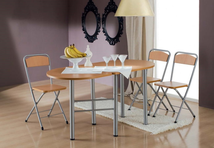 ovaal boekvormig bouwwerk in het interieur