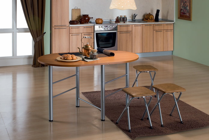 ovaal boekvormig bouwwerk in het interieur