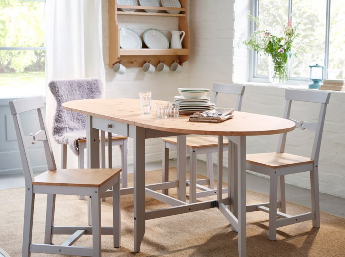 ovaal opklapbare tafel in het interieur