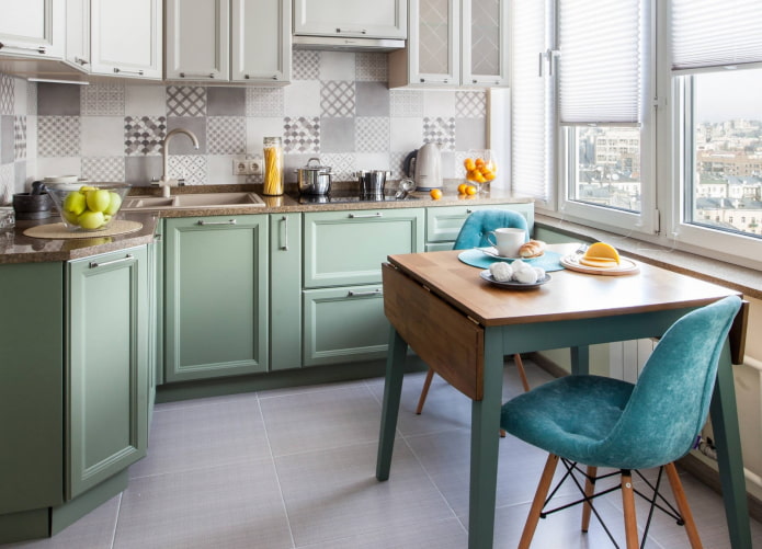 boekentafel in het keukeninterieur