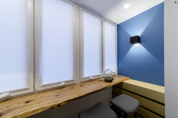 vensterbank die kan worden gebruikt als tafel op de loggia