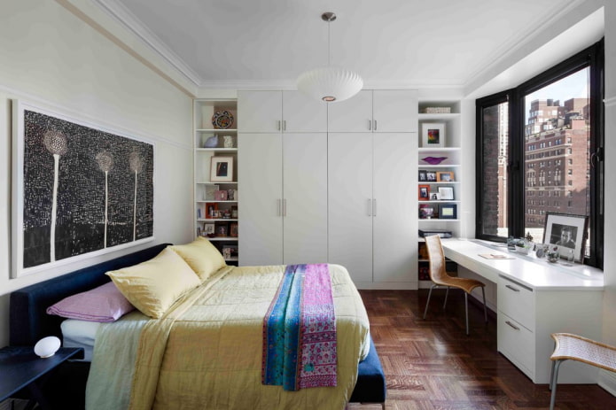 vensterbank om te vormen tot tafel in de slaapkamer