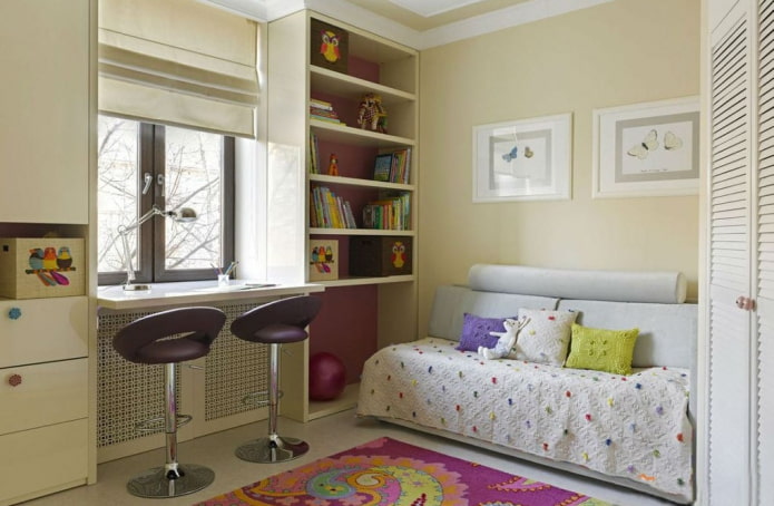 vensterbank om te bouwen tot tafel in een kinderkamer